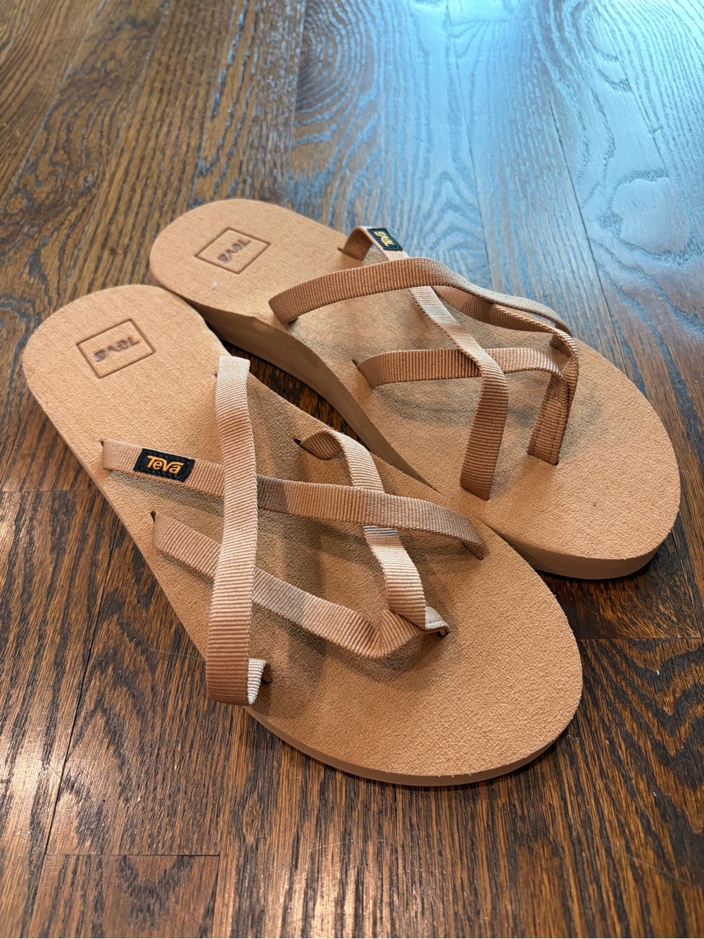 TEVA Olowahu Tan Criss Cross Strappy Flip Flops Sandals